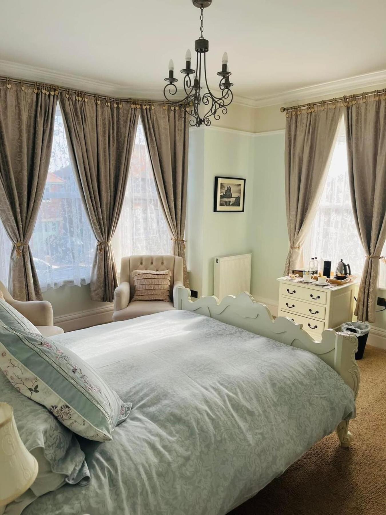 Bed and Breakfast Abbotsleigh Of Уитби Экстерьер фото